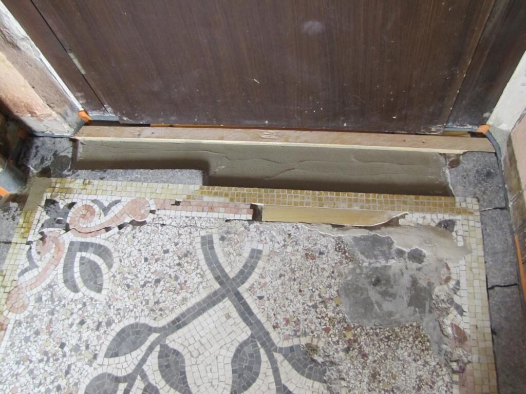 Hauseingang in Fürth: Terrazzo mit Mosaikbordüre