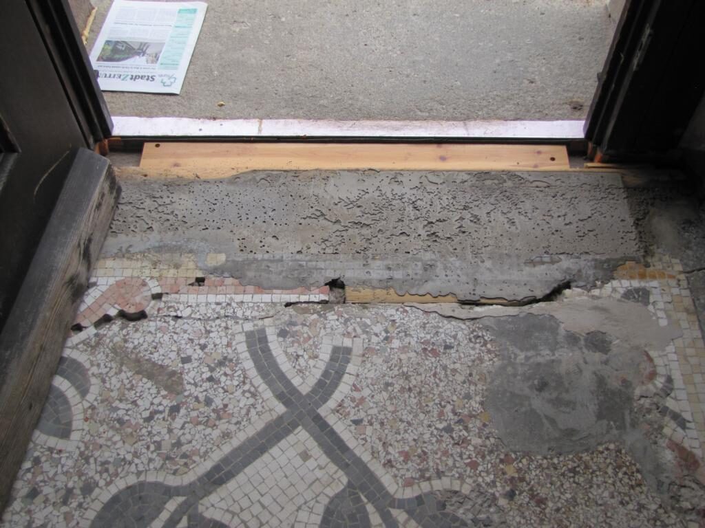 Hauseingang in Fürth: Terrazzo mit Mosaikbordüre