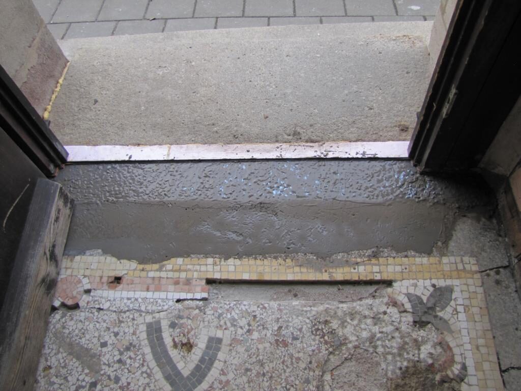 Hauseingang in Fürth: Terrazzo mit Mosaikbordüre