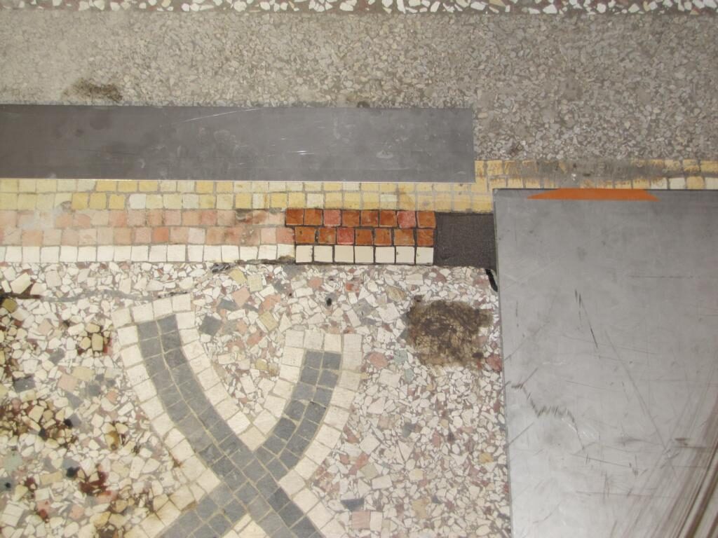 Hauseingang in Fürth: Terrazzo mit Mosaikbordüre