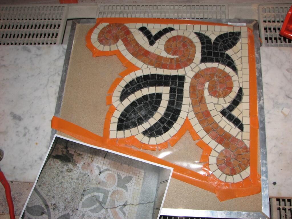 Hauseingang in Fürth: Terrazzo mit Mosaikbordüre