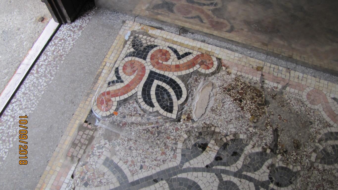 Hauseingang in Fürth: Terrazzo mit Mosaikbordüre