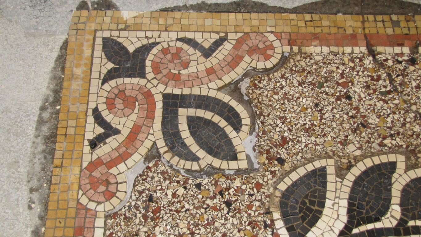 Hauseingang in Fürth: Terrazzo mit Mosaikbordüre