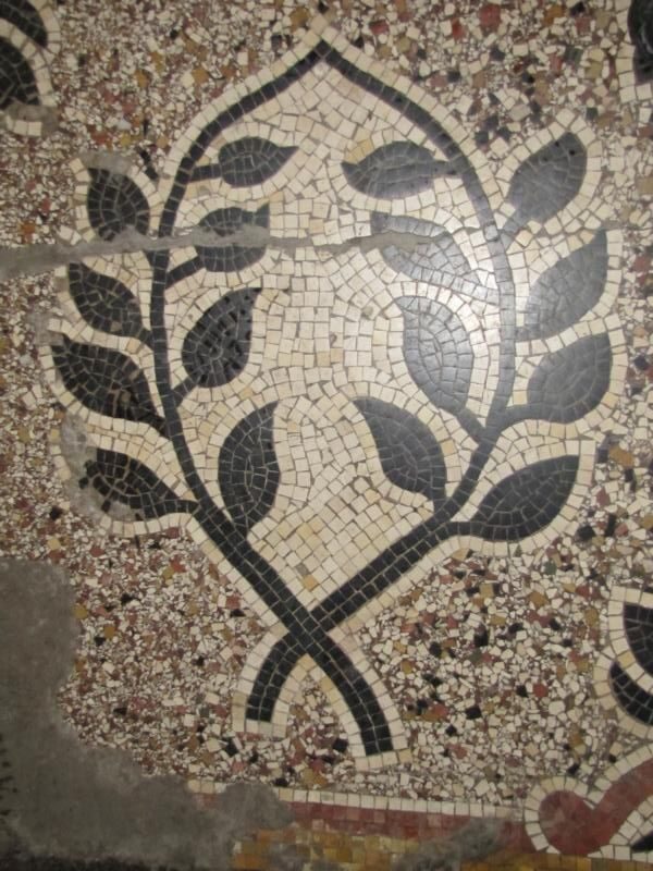 Hauseingang in Fürth: Terrazzo mit Mosaikbordüre
