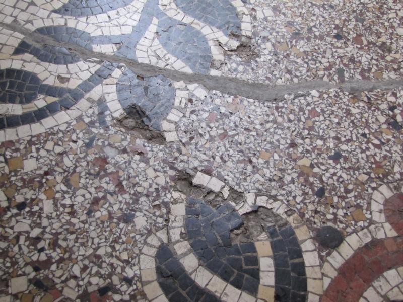 Hauseingang in Fürth: Terrazzo mit Mosaikbordüre