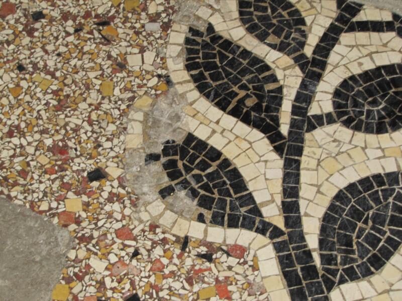 Hauseingang in Fürth: Terrazzo mit Mosaikbordüre