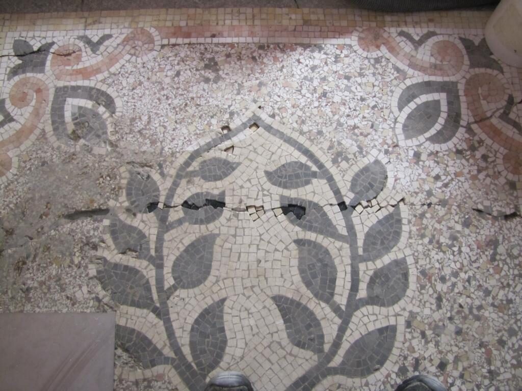 Hauseingang in Fürth: Terrazzo mit Mosaikbordüre