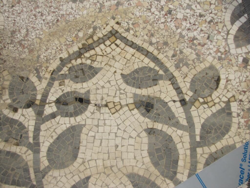 Hauseingang in Fürth: Terrazzo mit Mosaikbordüre