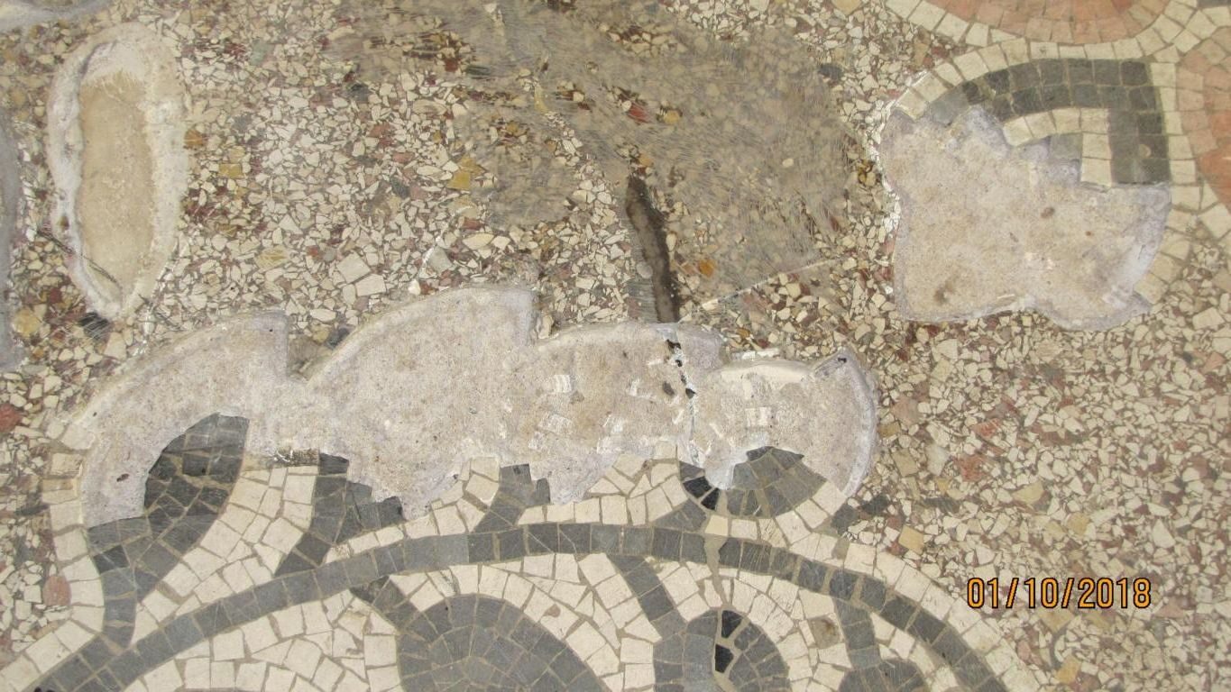 Hauseingang in Fürth: Terrazzo mit Mosaikbordüre