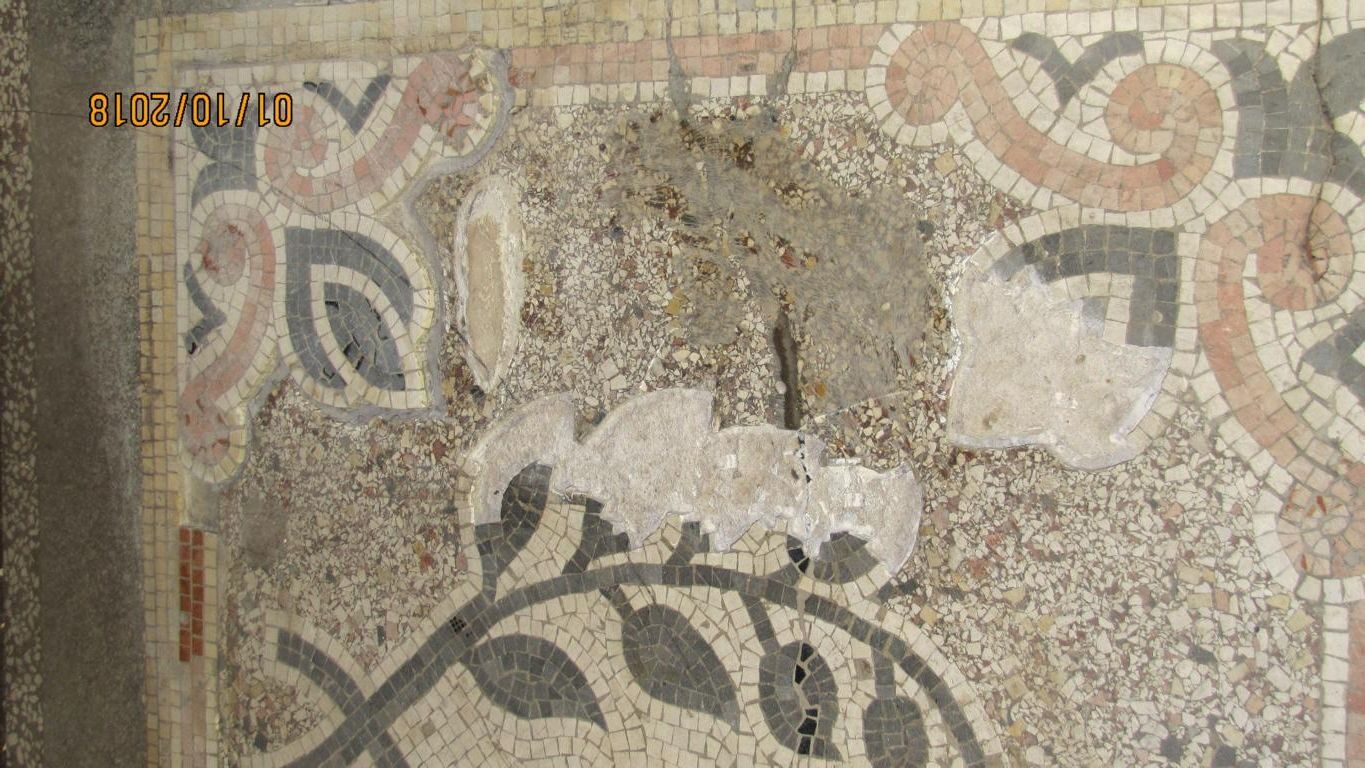 Hauseingang in Fürth: Terrazzo mit Mosaikbordüre