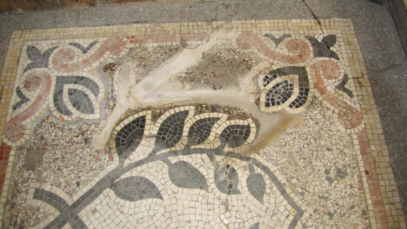 Hauseingang in Fürth: Terrazzo mit Mosaikbordüre