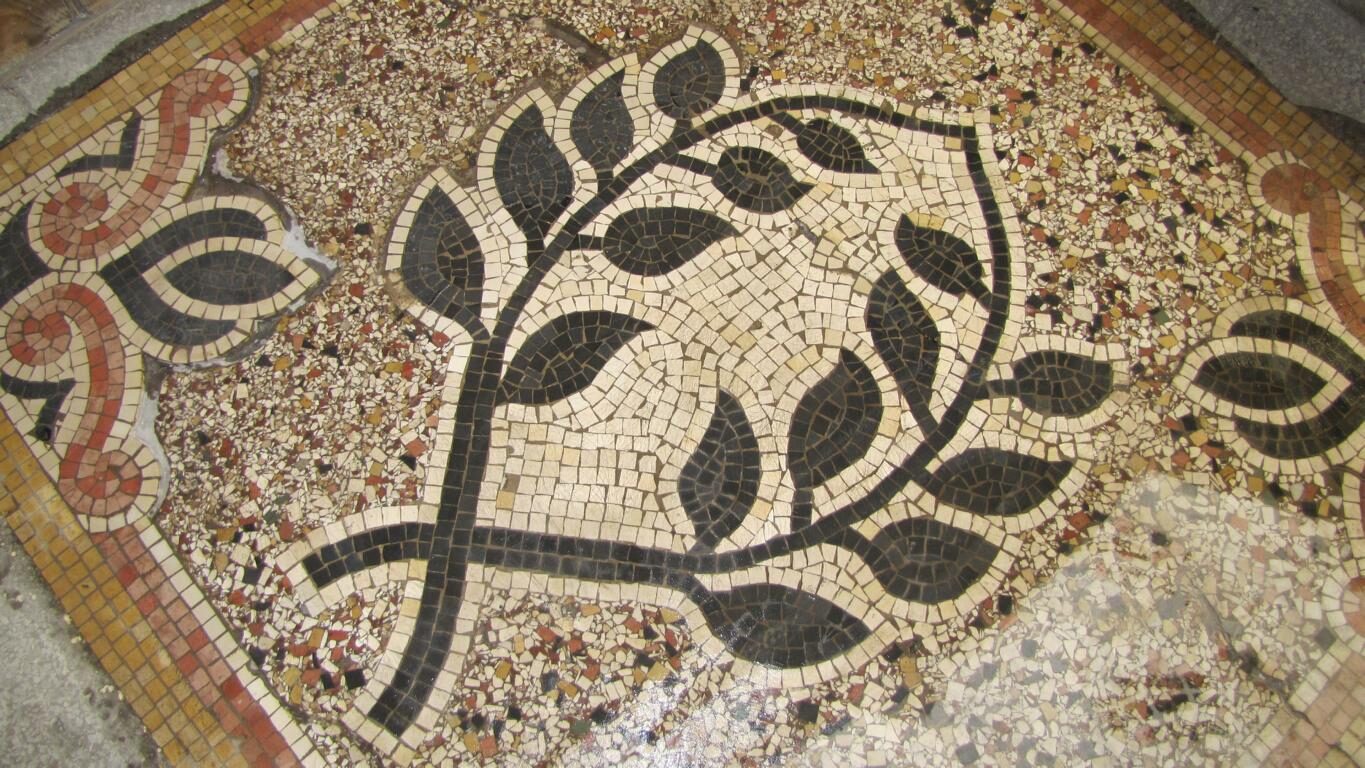 Hauseingang in Fürth: Terrazzo mit Mosaikbordüre