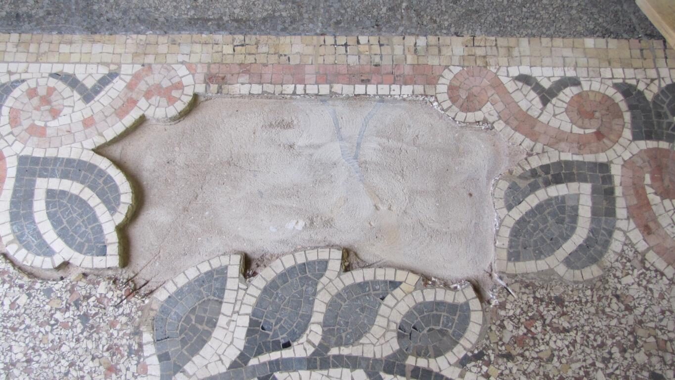 Hauseingang in Fürth: Terrazzo mit Mosaikbordüre