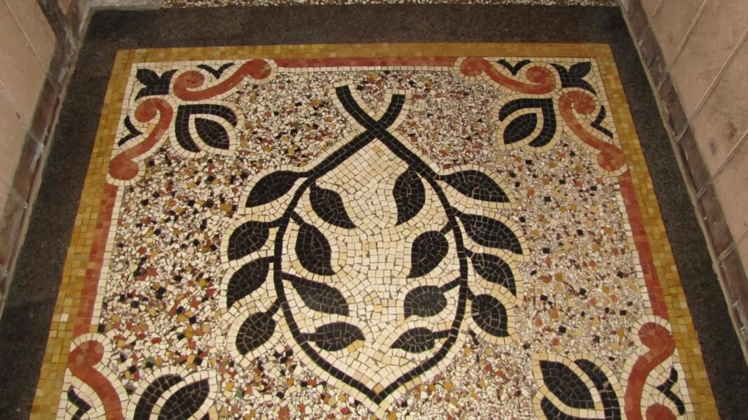 Hauseingang in Fürth: Terrazzo mit Mosaikbordüre