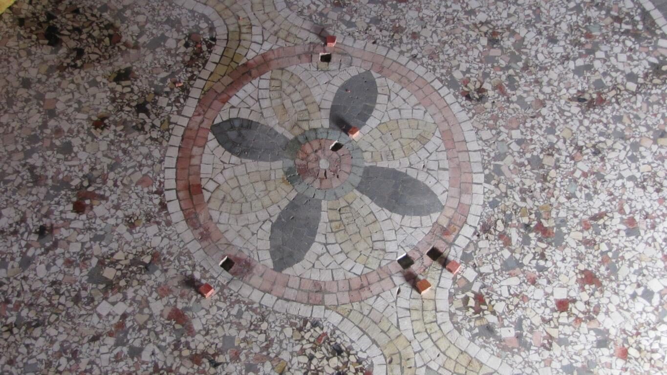 Hauseingang in Fürth: Terrazzo mit Mosaikbordüre