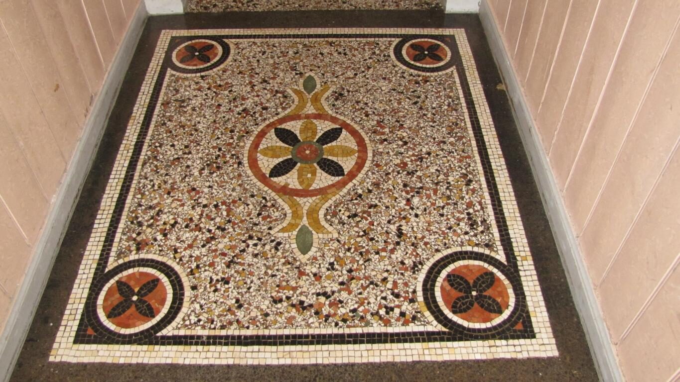 Hauseingang in Fürth: Terrazzo mit Mosaikbordüre