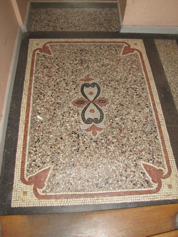 Hauseingang in Fürth: Terrazzo mit Mosaikbordüre