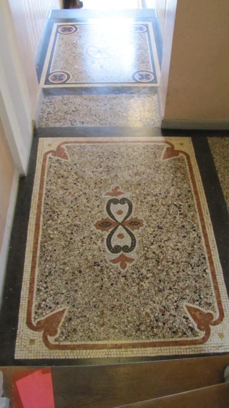 Hauseingang in Fürth: Terrazzo mit Mosaikbordüre