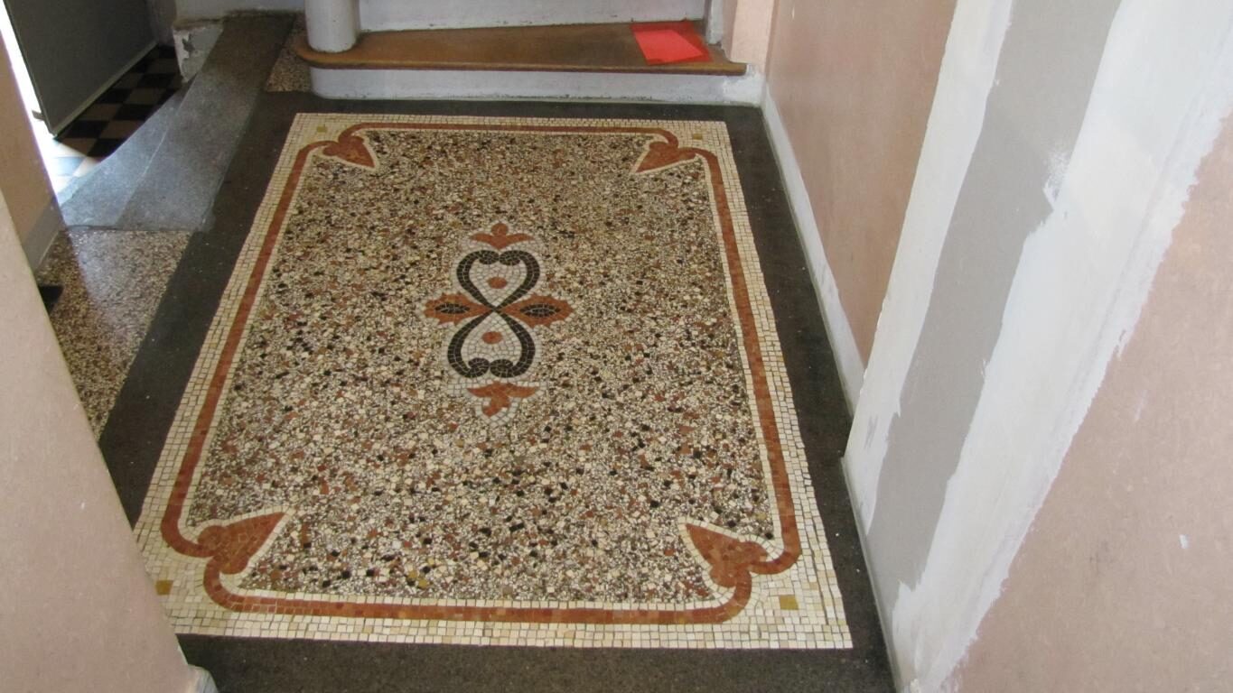 Hauseingang in Fürth: Terrazzo mit Mosaikbordüre
