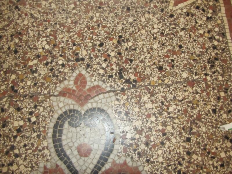 Hauseingang in Fürth: Terrazzo mit Mosaikbordüre