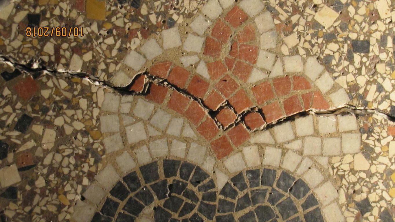 Hauseingang in Fürth: Terrazzo mit Mosaikbordüre