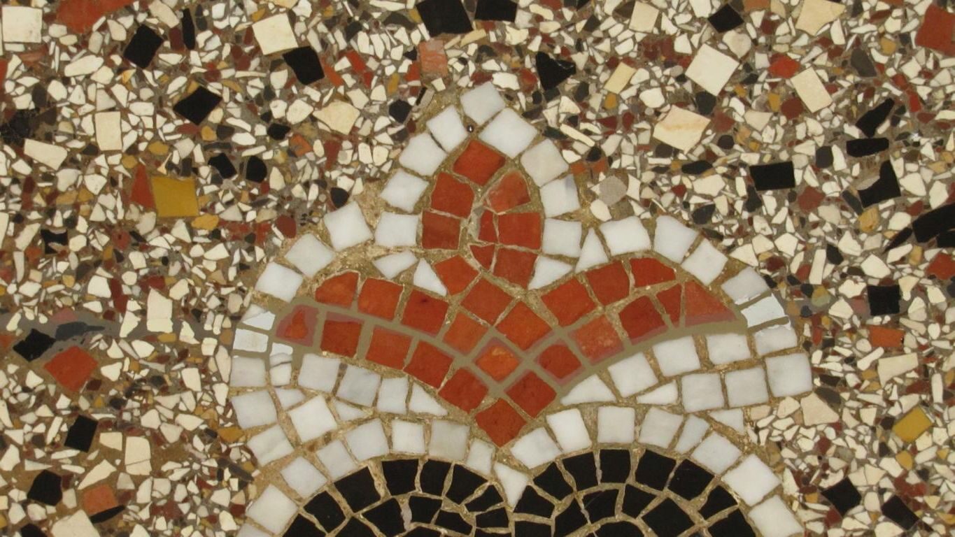 Hauseingang in Fürth: Terrazzo mit Mosaikbordüre