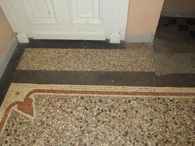 Hauseingang in Fürth: Terrazzo mit Mosaikbordüre
