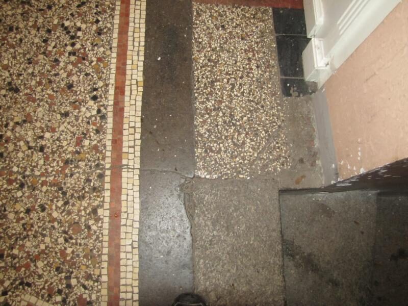 Hauseingang in Fürth: Terrazzo mit Mosaikbordüre
