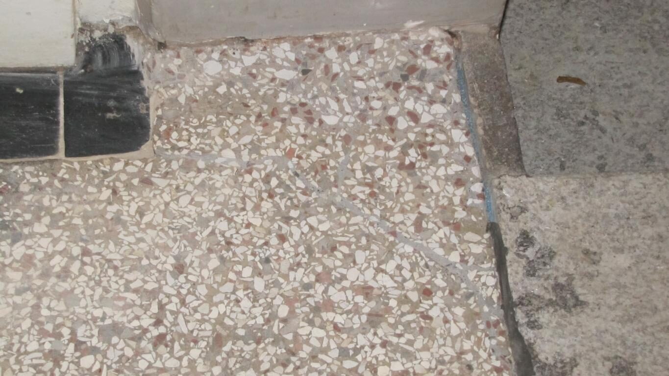 Hauseingang in Fürth: Terrazzo mit Mosaikbordüre