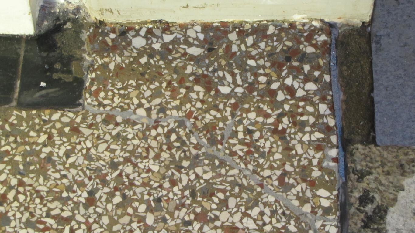 Hauseingang in Fürth: Terrazzo mit Mosaikbordüre