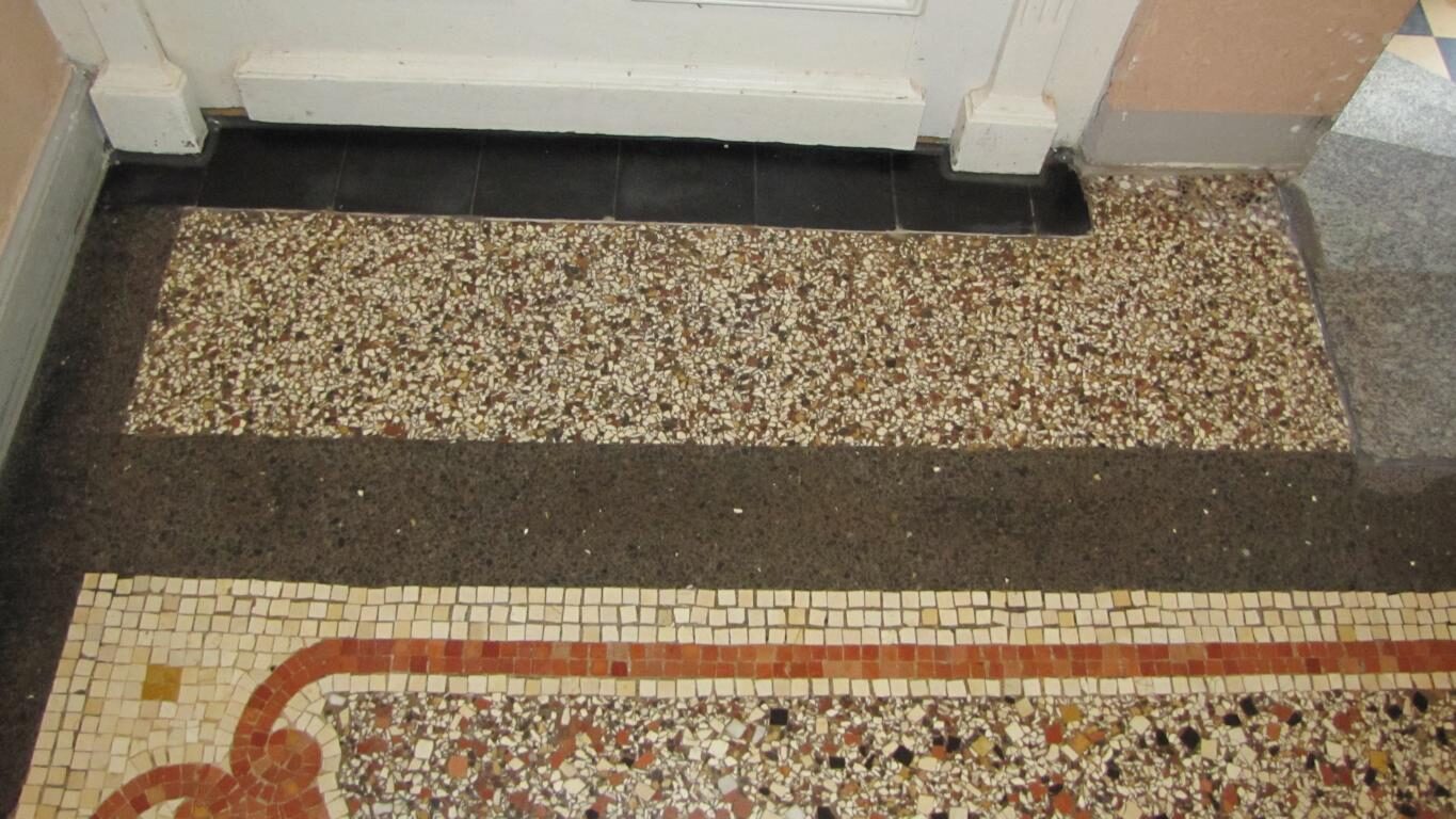 Hauseingang in Fürth: Terrazzo mit Mosaikbordüre