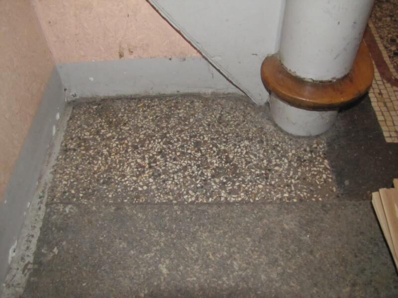 Hauseingang in Fürth: Terrazzo mit Mosaikbordüre