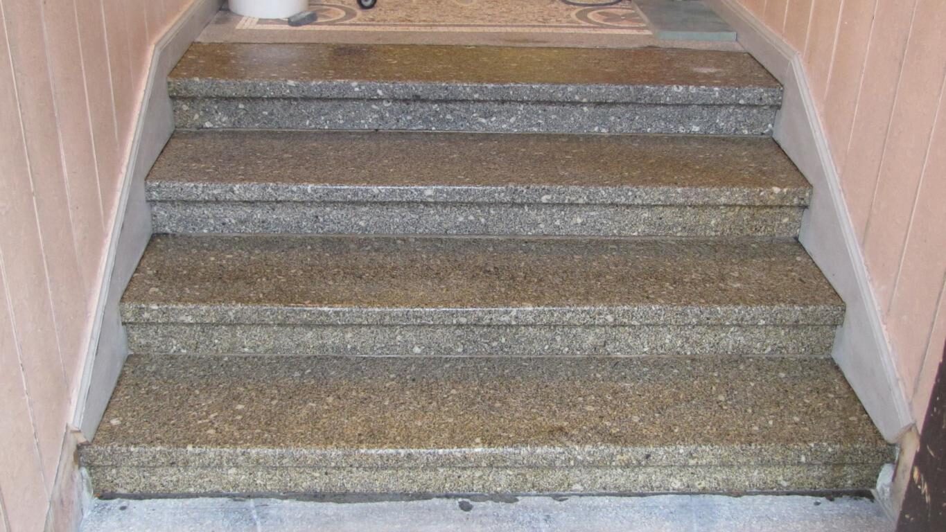 Hauseingang in Fürth: Terrazzo mit Mosaikbordüre