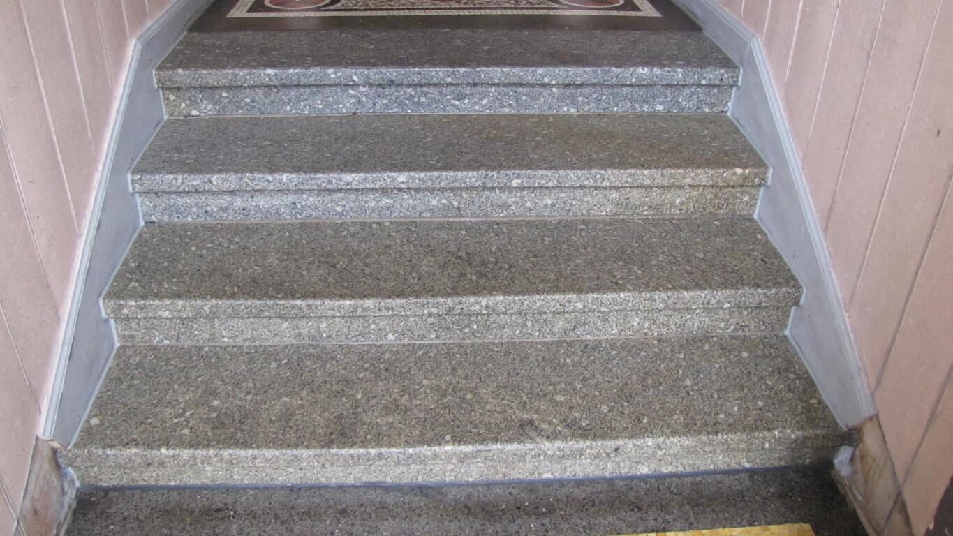 Hauseingang in Fürth: Terrazzo mit Mosaikbordüre