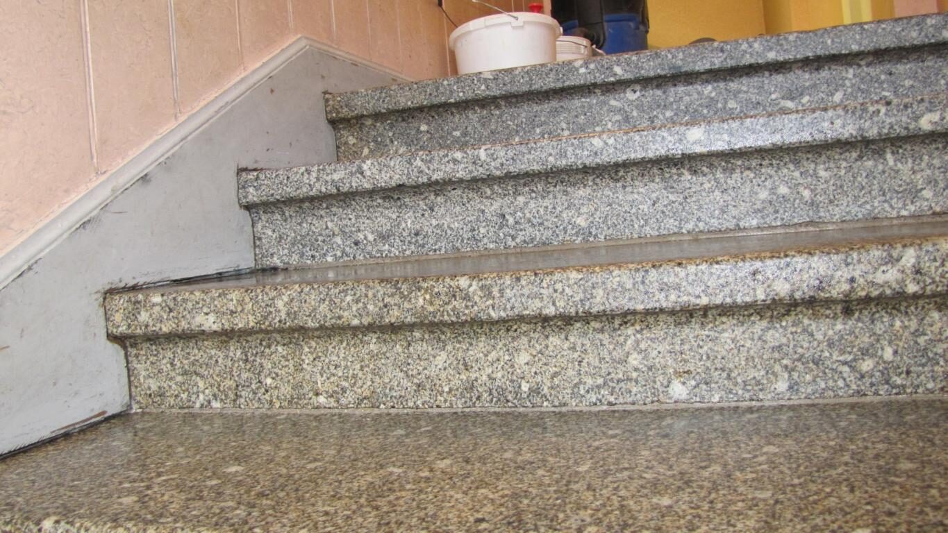Hauseingang in Fürth: Terrazzo mit Mosaikbordüre