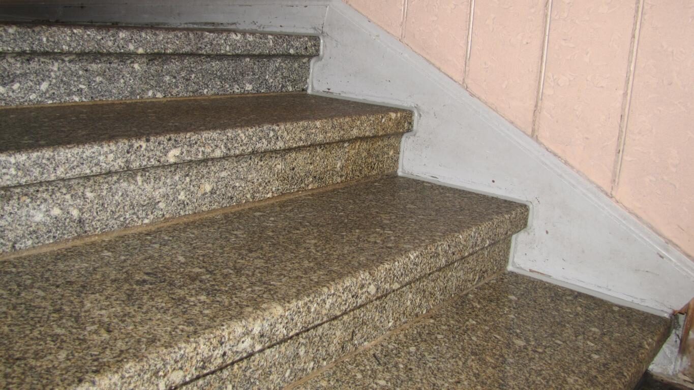Hauseingang in Fürth: Terrazzo mit Mosaikbordüre