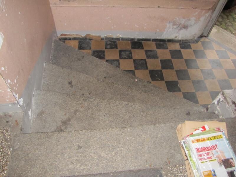 Hauseingang in Fürth: Terrazzo mit Mosaikbordüre
