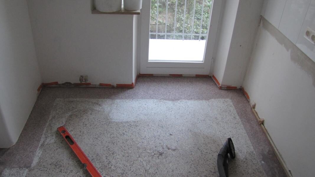 Küchenboden aus Terrazzo aufgearbeitet