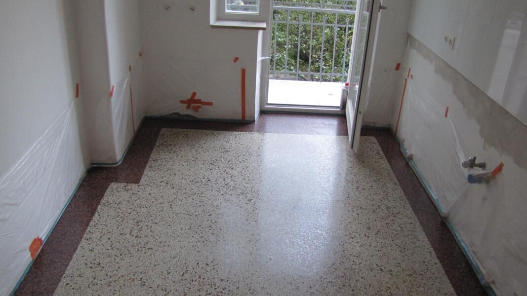 Küchenboden aus Terrazzo aufgearbeitet