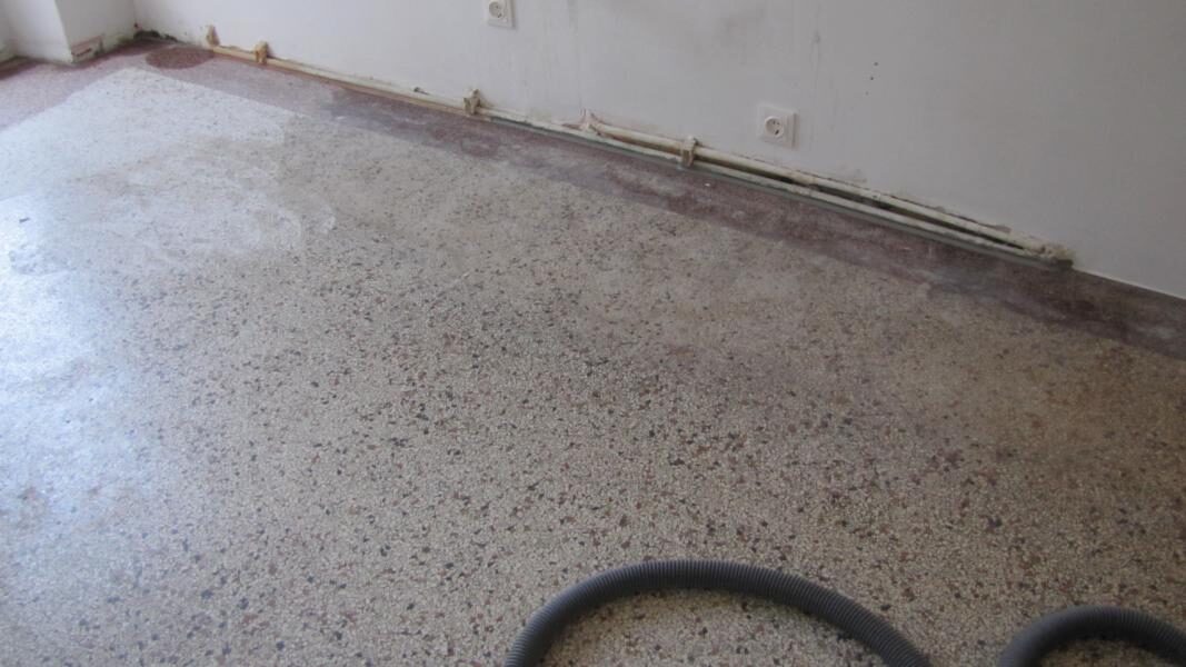 Küchenboden aus Terrazzo aufgearbeitet