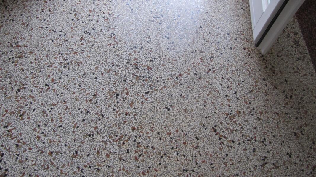 Küchenboden aus Terrazzo aufgearbeitet