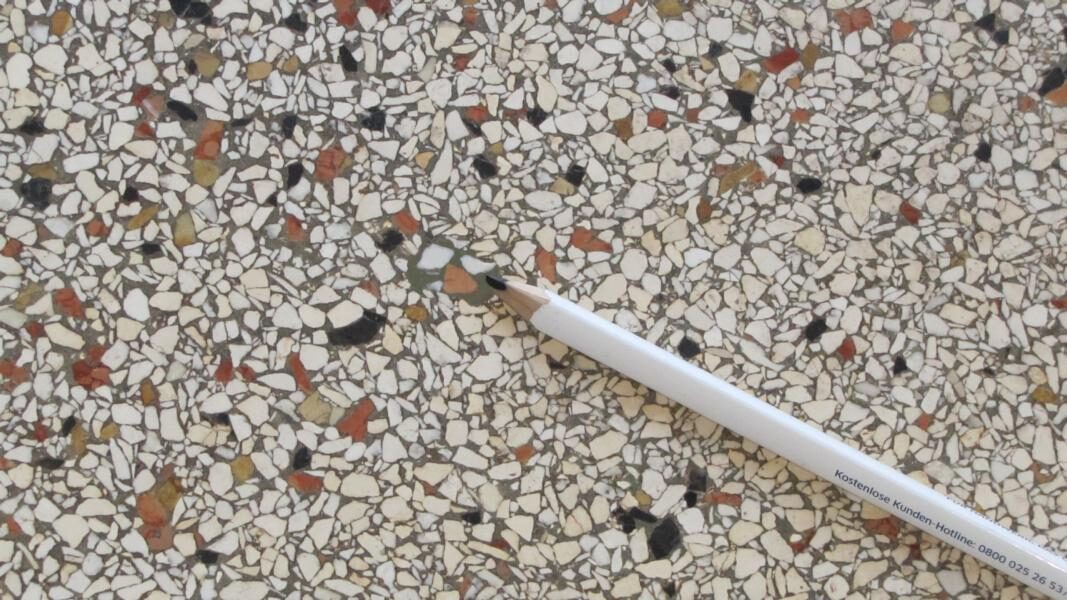 Küchenboden aus Terrazzo aufgearbeitet