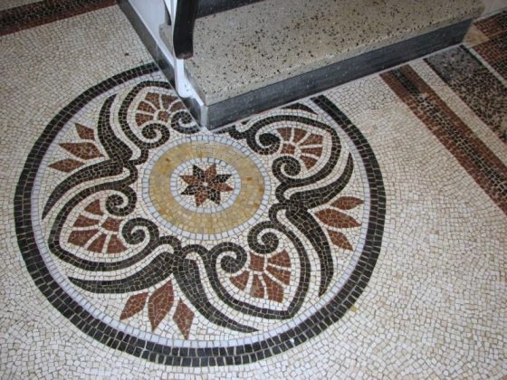 Freigelegter und neu geschliffener Terrazzo-Mosaikboden