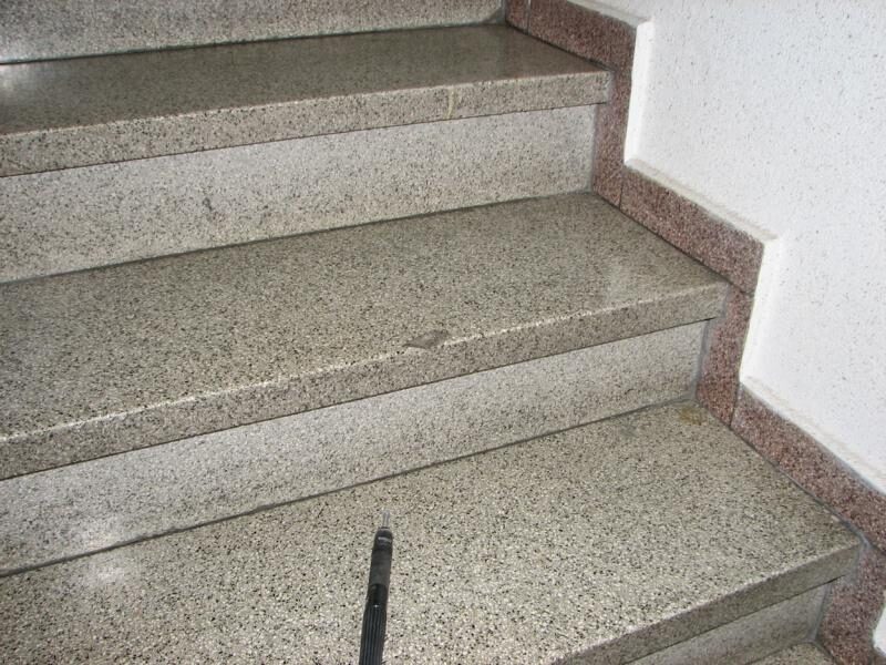 Terrazzotreppe: Ausbrüche geschlossen, Stufen neu geschliffen