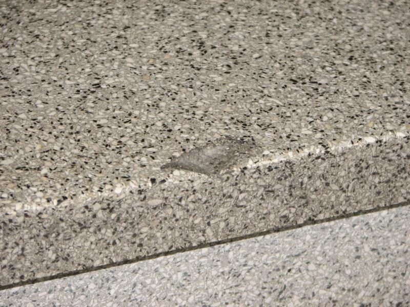 Terrazzotreppe: Ausbrüche geschlossen, Stufen neu geschliffen