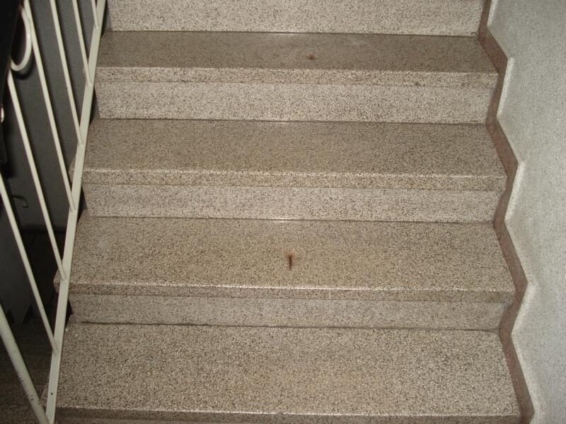 Terrazzotreppe: Ausbrüche geschlossen, Stufen neu geschliffen