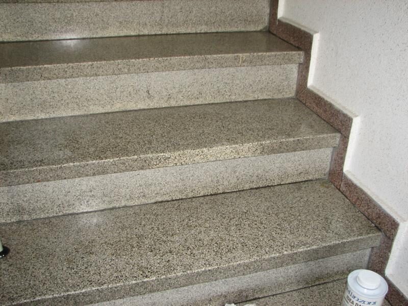 Terrazzotreppe: Ausbrüche geschlossen, Stufen neu geschliffen