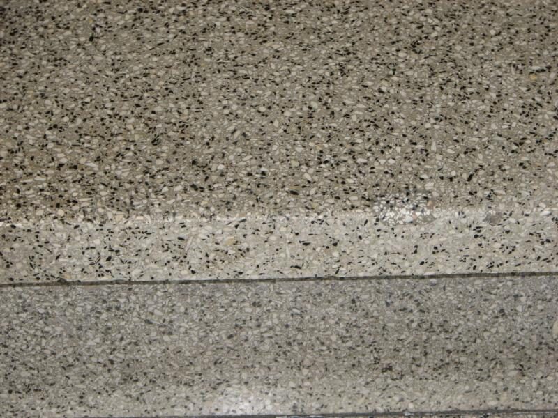 Terrazzotreppe: Ausbrüche geschlossen, Stufen neu geschliffen