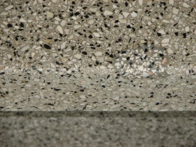 Terrazzotreppe: Ausbrüche geschlossen, Stufen neu geschliffen