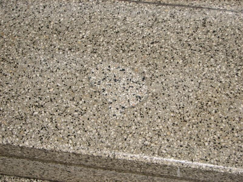 Terrazzotreppe: Ausbrüche geschlossen, Stufen neu geschliffen
